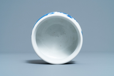 Un br&ucirc;le-parfum en porcelaine de Chine en bleu et blanc, Kangxi