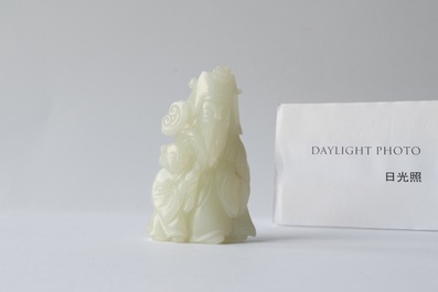 Une figure de 'Shou Lao &agrave; l'enfant' en jade sculpt&eacute;, Chine, 18&egrave;me