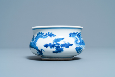 Un br&ucirc;le-parfum en porcelaine de Chine en bleu et blanc, Kangxi