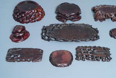 Neuf socles en bois sculpt&eacute;, Chine, 19/20&egrave;me