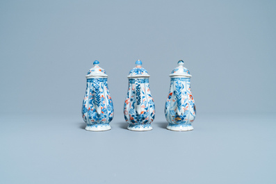 Three Chinese Imari-style covered jugs on stand, Kangxi