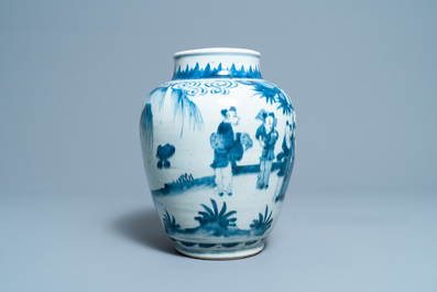 Un vase en porcelaine de Chine en bleu et blanc &agrave; d&eacute;cor de figures dans un paysage, &eacute;poque Transition