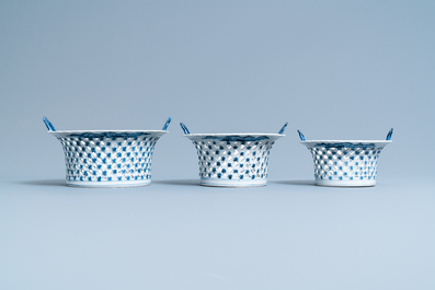 Un service en porcelaine de Chine en bleu et blanc &agrave; d&eacute;cor de sc&egrave;nes de chasse, 18/19&egrave;me