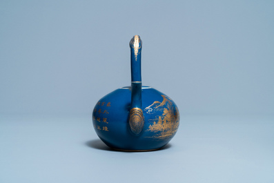 Een Chinese monochrome blauwe theepot met verguld decor, Qianlong merk en periode