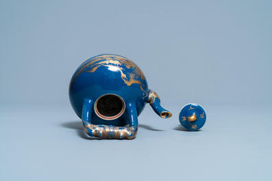 Een Chinese monochrome blauwe theepot met verguld decor, Qianlong merk en periode