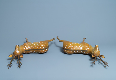 Une importante paire de grands daims en &eacute;maux cloisonn&eacute;s, Chine, Qianlong/Jiaqing