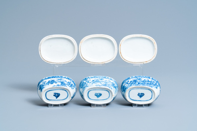 Un service en porcelaine de Chine en bleu et blanc &agrave; d&eacute;cor de sc&egrave;nes de chasse, 18/19&egrave;me