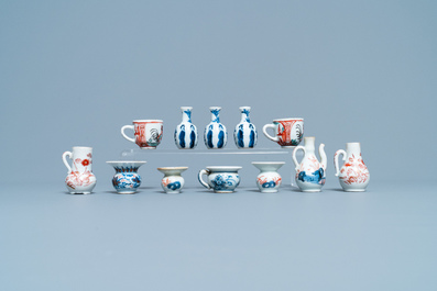 Twaalf Chinese blauw-witte en Imari-stijl miniaturen, Kangxi