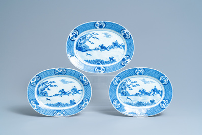 Un service en porcelaine de Chine en bleu et blanc &agrave; d&eacute;cor de sc&egrave;nes de chasse, 18/19&egrave;me