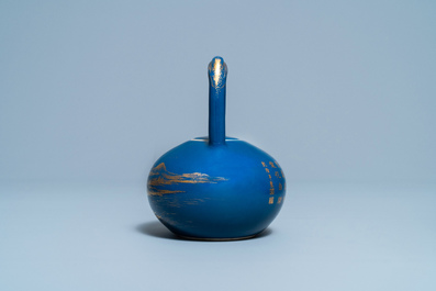 Een Chinese monochrome blauwe theepot met verguld decor, Qianlong merk en periode