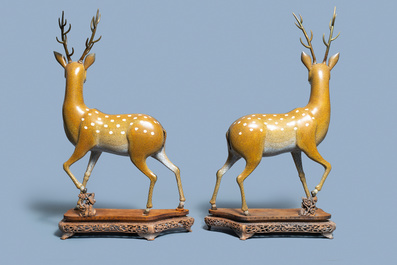 Une importante paire de grands daims en &eacute;maux cloisonn&eacute;s, Chine, Qianlong/Jiaqing