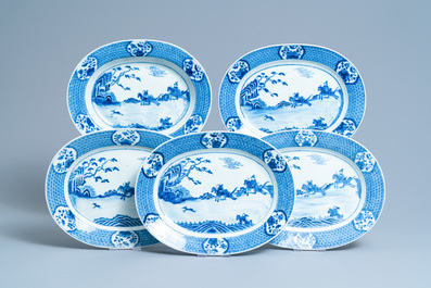 Un service en porcelaine de Chine en bleu et blanc &agrave; d&eacute;cor de sc&egrave;nes de chasse, 18/19&egrave;me