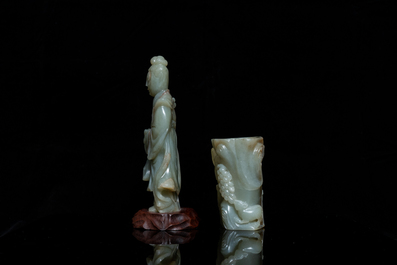 Un pot &agrave; pinceaux et une figure de Guanyin en jade sculpt&eacute;, Chine, Qing