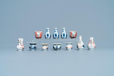Twaalf Chinese blauw-witte en Imari-stijl miniaturen, Kangxi