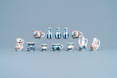 Twaalf Chinese blauw-witte en Imari-stijl miniaturen, Kangxi