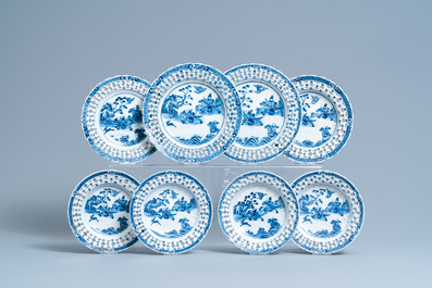 Un service en porcelaine de Chine en bleu et blanc &agrave; d&eacute;cor de sc&egrave;nes de chasse, 18/19&egrave;me