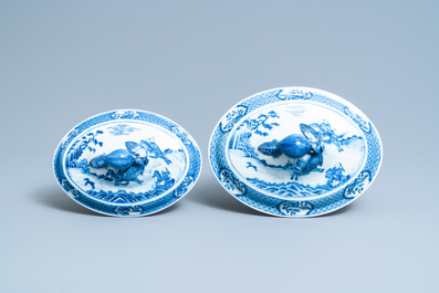 Un service en porcelaine de Chine en bleu et blanc &agrave; d&eacute;cor de sc&egrave;nes de chasse, 18/19&egrave;me