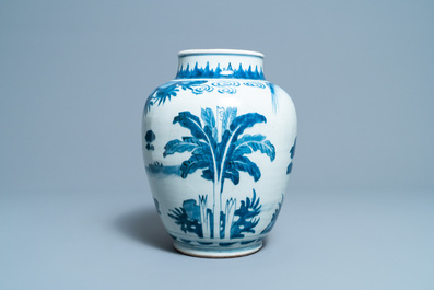 Un vase en porcelaine de Chine en bleu et blanc &agrave; d&eacute;cor de figures dans un paysage, &eacute;poque Transition