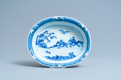 Un service en porcelaine de Chine en bleu et blanc &agrave; d&eacute;cor de sc&egrave;nes de chasse, 18/19&egrave;me