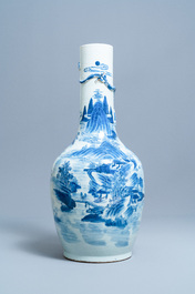 Un grand vase en porcelaine de Chine en bleu et blanc, 19&egrave;me