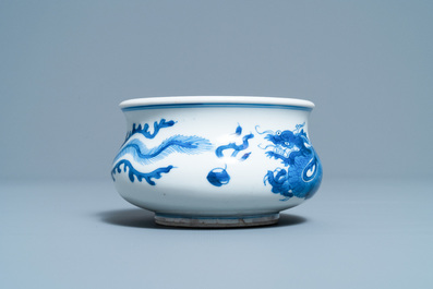 Un br&ucirc;le-parfum en porcelaine de Chine en bleu et blanc, Kangxi