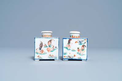 Une paire de bo&icirc;tes &agrave; th&eacute; en porcelaine de Chine famille verte, Kangxi
