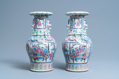 Een paar Chinese famille rose vazen met hofsc&egrave;nes, 19e eeuw