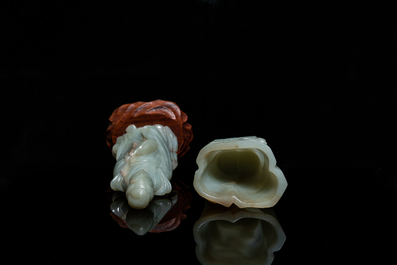 Un pot &agrave; pinceaux et une figure de Guanyin en jade sculpt&eacute;, Chine, Qing