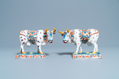 Une paire de mod&egrave;les de vaches en fa&iuml;ence de Delft polychrome, 18&egrave;me