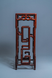 Un grand socle en bois sculpt&eacute; incrust&eacute; de marbre, Chine, 20&egrave;me