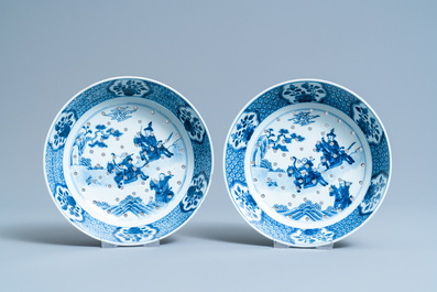 Un service en porcelaine de Chine en bleu et blanc &agrave; d&eacute;cor de sc&egrave;nes de chasse, 18/19&egrave;me