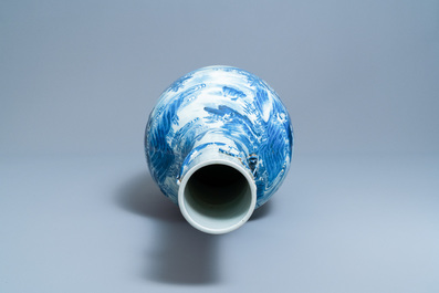 Un grand vase en porcelaine de Chine en bleu et blanc, 19&egrave;me