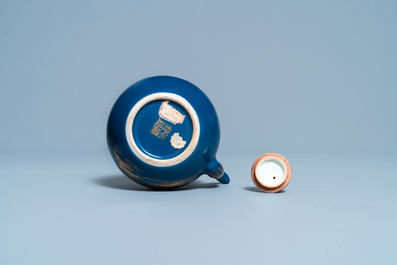 Een Chinese monochrome blauwe theepot met verguld decor, Qianlong merk en periode