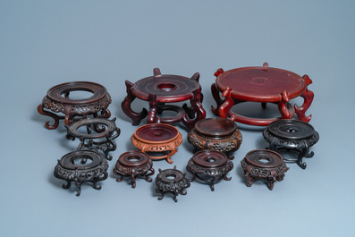 Douze grands socles en bois sculpt&eacute;, Chine, 19/20&egrave;me