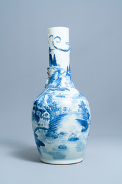 Un grand vase en porcelaine de Chine en bleu et blanc, 19&egrave;me