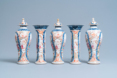 Une garniture de cinq vases en porcelaine de Chine famille rose &agrave; d&eacute;cor mandarin, Qianlong