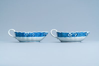 Un service en porcelaine de Chine en bleu et blanc &agrave; d&eacute;cor de sc&egrave;nes de chasse, 18/19&egrave;me