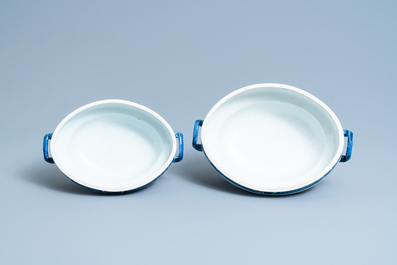 Un service en porcelaine de Chine en bleu et blanc &agrave; d&eacute;cor de sc&egrave;nes de chasse, 18/19&egrave;me