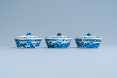 Un service en porcelaine de Chine en bleu et blanc &agrave; d&eacute;cor de sc&egrave;nes de chasse, 18/19&egrave;me