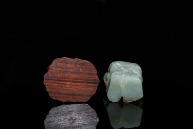 Un pot &agrave; pinceaux et une figure de Guanyin en jade sculpt&eacute;, Chine, Qing