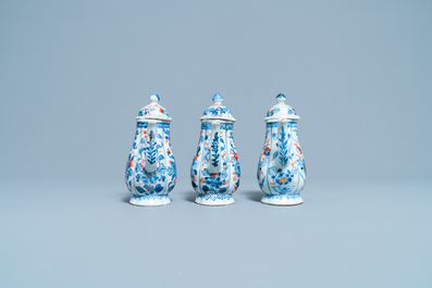 Three Chinese Imari-style covered jugs on stand, Kangxi