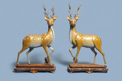 Une importante paire de grands daims en &eacute;maux cloisonn&eacute;s, Chine, Qianlong/Jiaqing