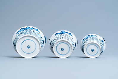 Un service en porcelaine de Chine en bleu et blanc &agrave; d&eacute;cor de sc&egrave;nes de chasse, 18/19&egrave;me
