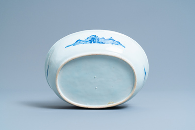 Un service en porcelaine de Chine en bleu et blanc &agrave; d&eacute;cor de sc&egrave;nes de chasse, 18/19&egrave;me