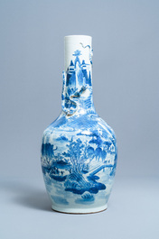 Un grand vase en porcelaine de Chine en bleu et blanc, 19&egrave;me