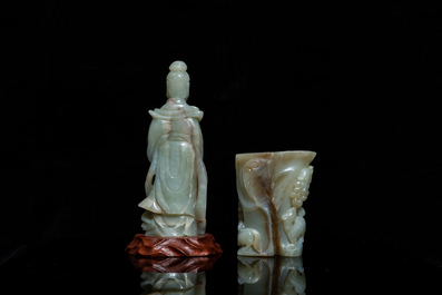Un pot &agrave; pinceaux et une figure de Guanyin en jade sculpt&eacute;, Chine, Qing
