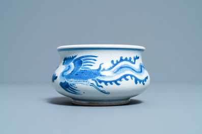 Un br&ucirc;le-parfum en porcelaine de Chine en bleu et blanc, Kangxi