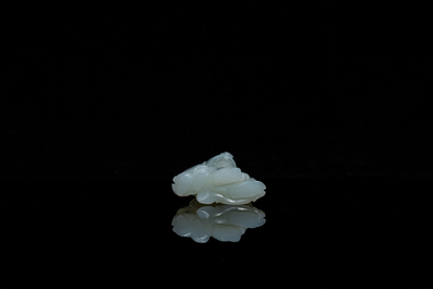 Une figure de 'Shou Lao &agrave; l'enfant' en jade sculpt&eacute;, Chine, 18&egrave;me