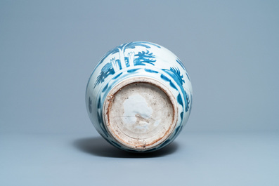 Un vase en porcelaine de Chine en bleu et blanc &agrave; d&eacute;cor de figures dans un paysage, &eacute;poque Transition