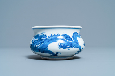 Un br&ucirc;le-parfum en porcelaine de Chine en bleu et blanc, Kangxi